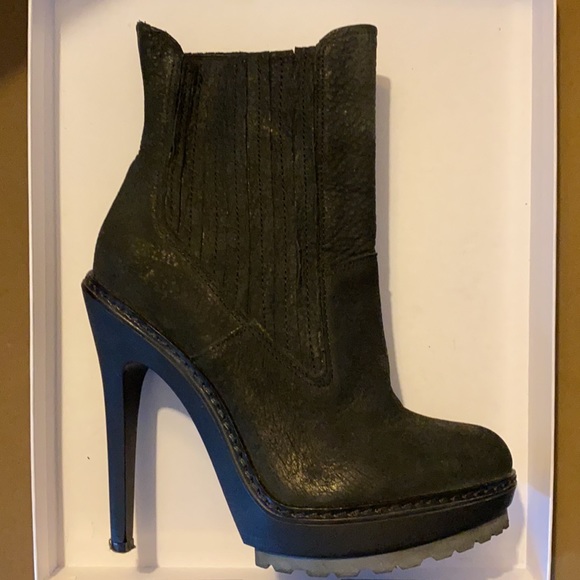 BCBG MaxAzria stiletto boot ! Sz 6 - Picture 3 of 3